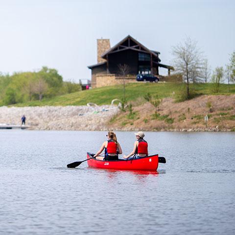 十大外围买球网站 students kayak on the cumberland river